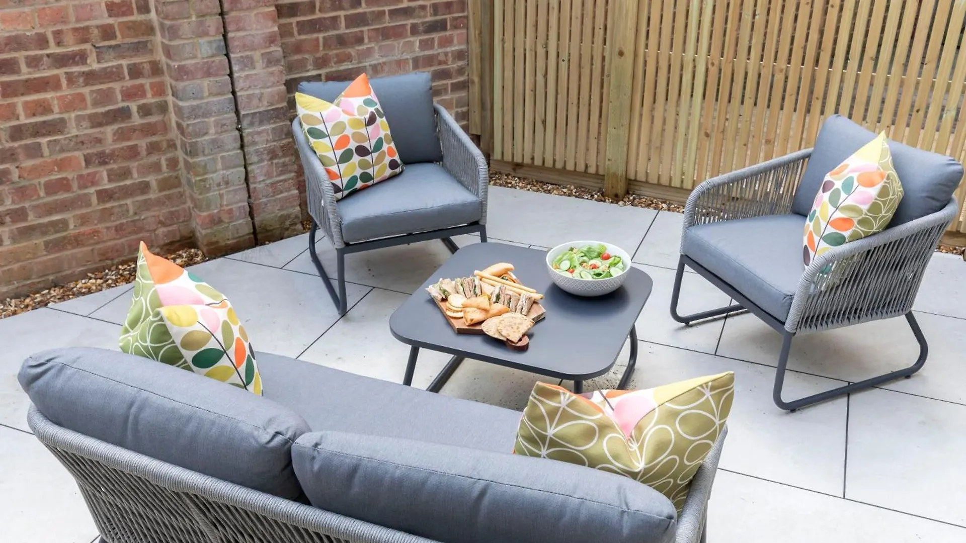 Stylish 5 Bedroom 4 Bathroom Townhouse Cheltenham 0*,  United Kingdom