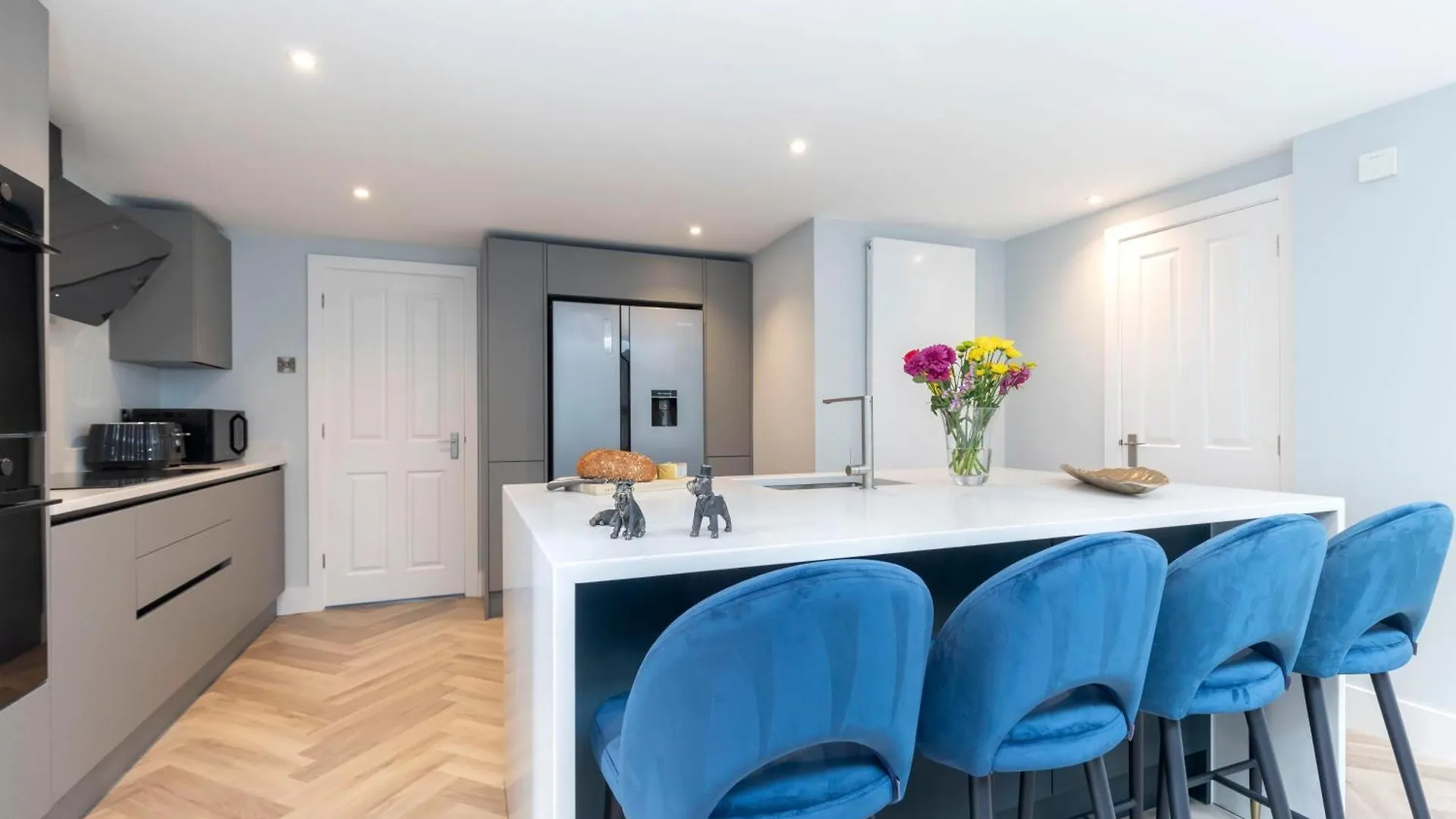 Stylish 5 Bedroom 4 Bathroom Townhouse Cheltenham Holiday home