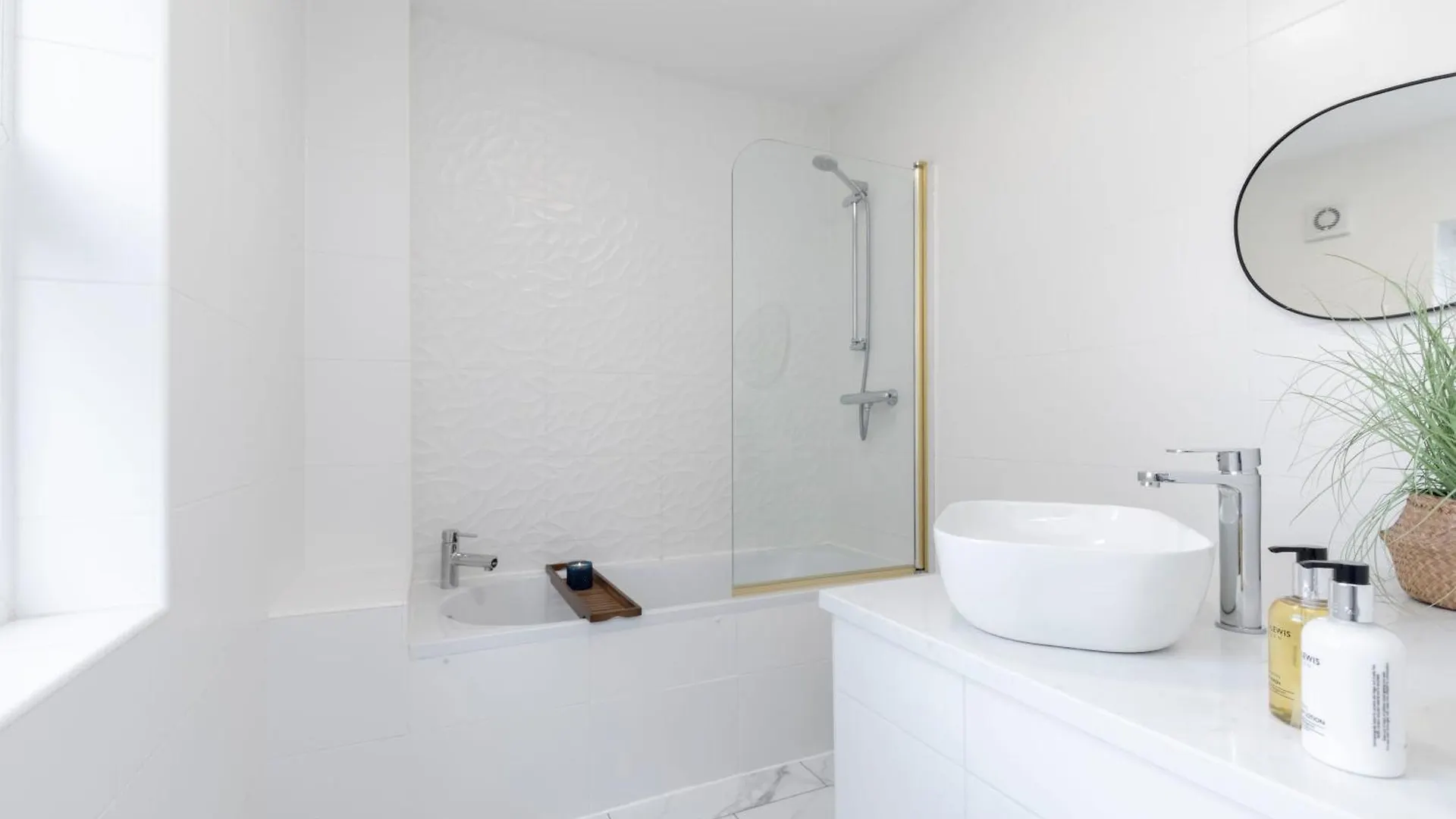 Stylish 5 Bedroom 4 Bathroom Townhouse Cheltenham 0*,  United Kingdom