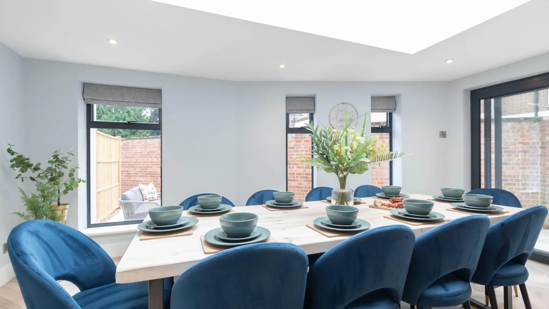 Stylish 5 Bedroom 4 Bathroom Townhouse Cheltenham