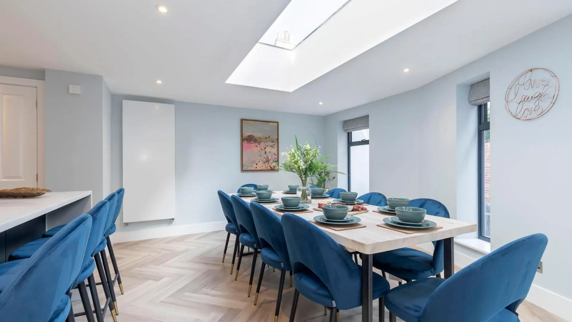 Stylish 5 Bedroom 4 Bathroom Townhouse Cheltenham 0*,