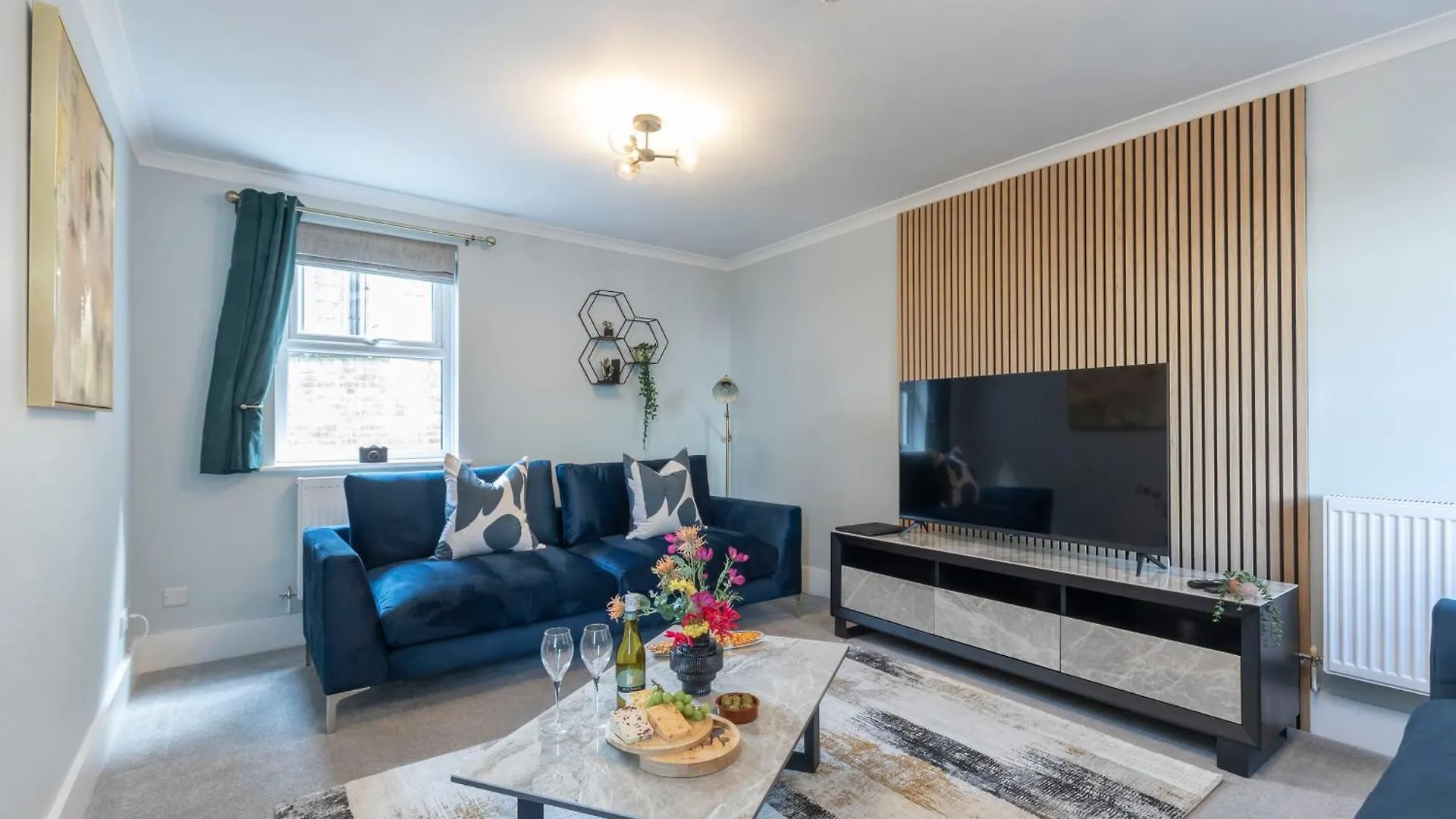 Stylish 5 Bedroom 4 Bathroom Townhouse Cheltenham 0*,  United Kingdom