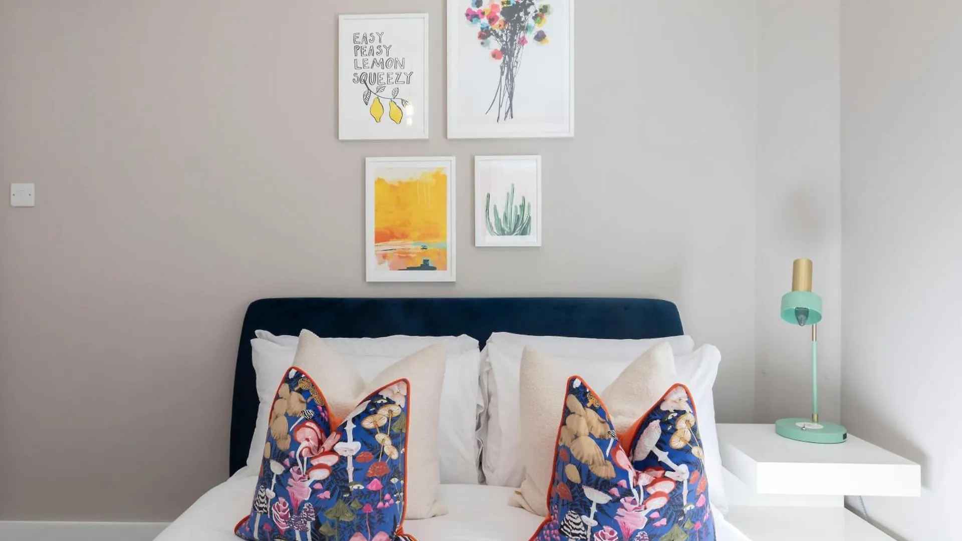 Stylish 5 Bedroom 4 Bathroom Townhouse Cheltenham 0*,