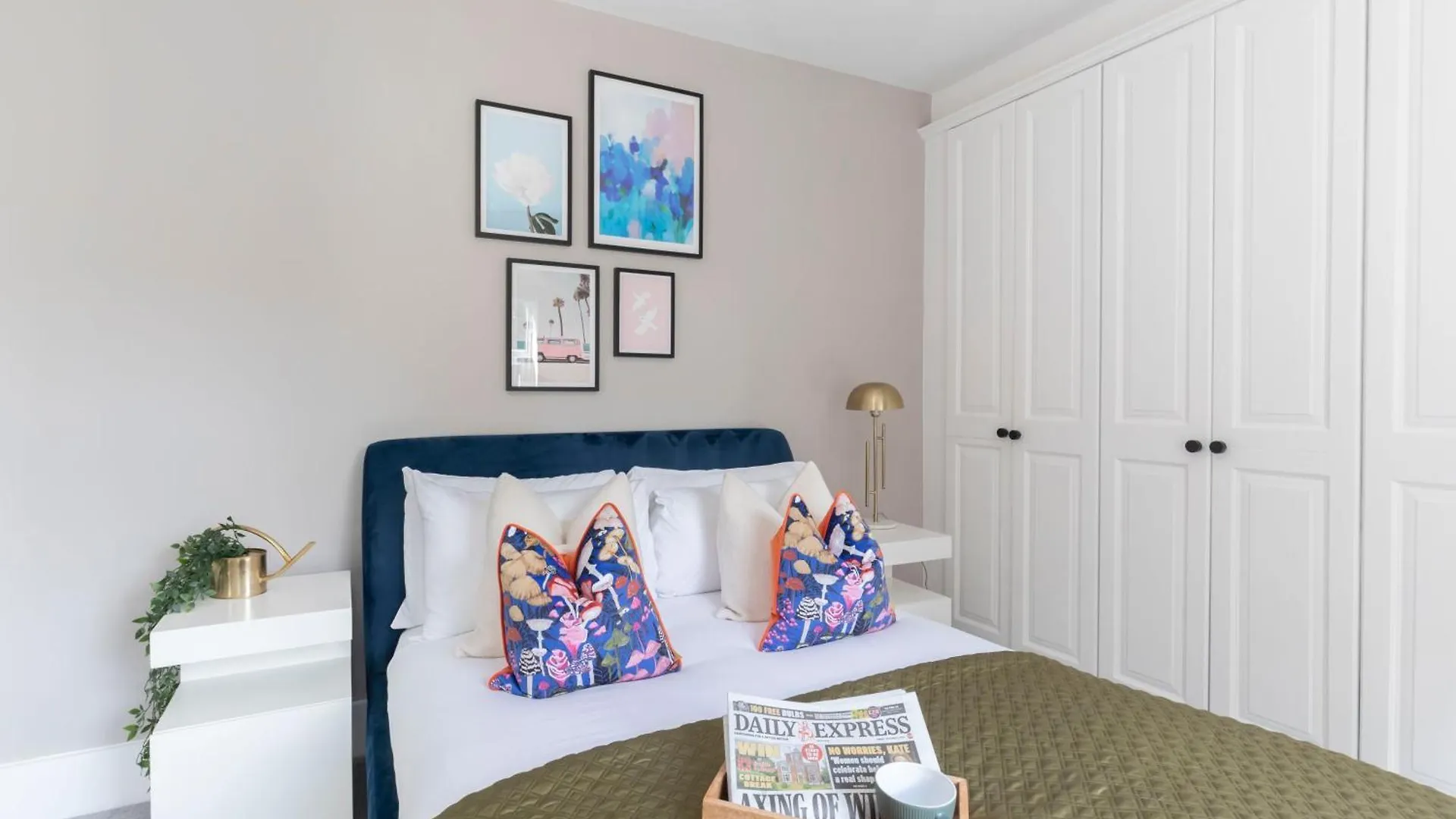 Stylish 5 Bedroom 4 Bathroom Townhouse Cheltenham Holiday home