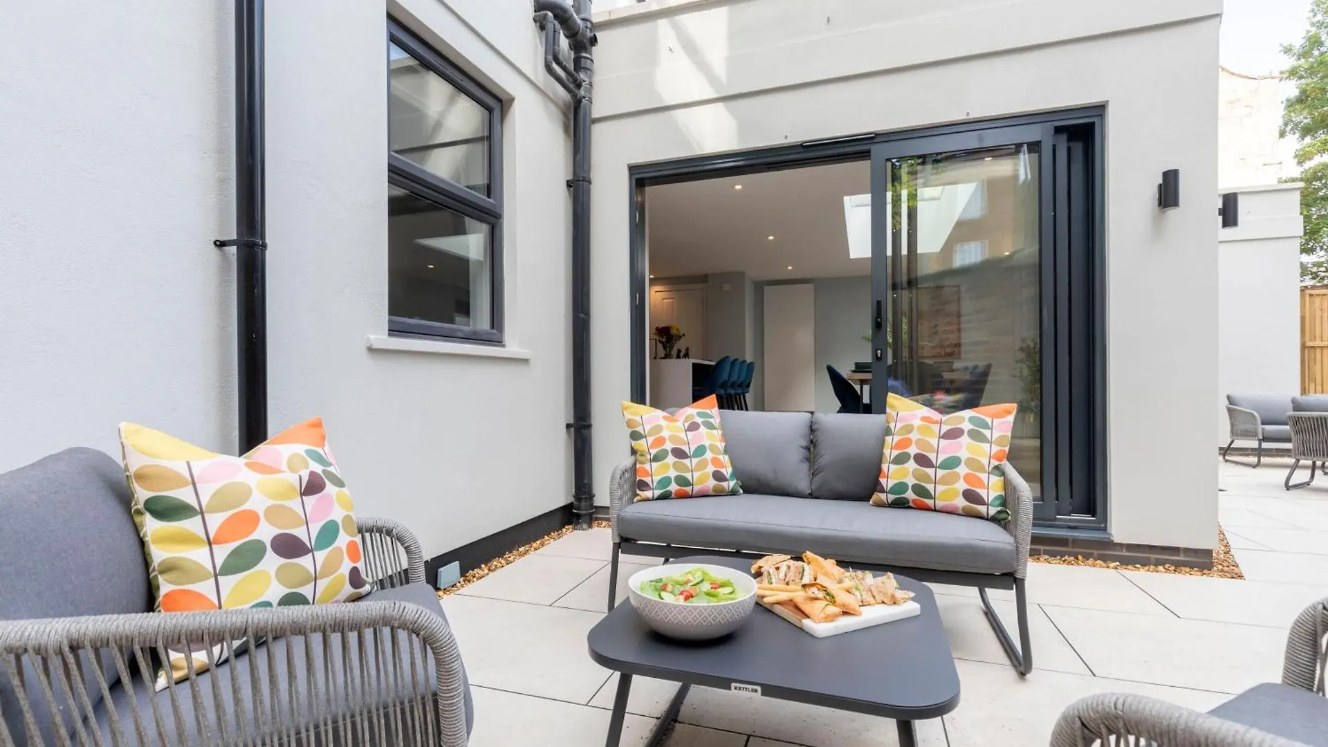 Stylish 5 Bedroom 4 Bathroom Townhouse Cheltenham Holiday home