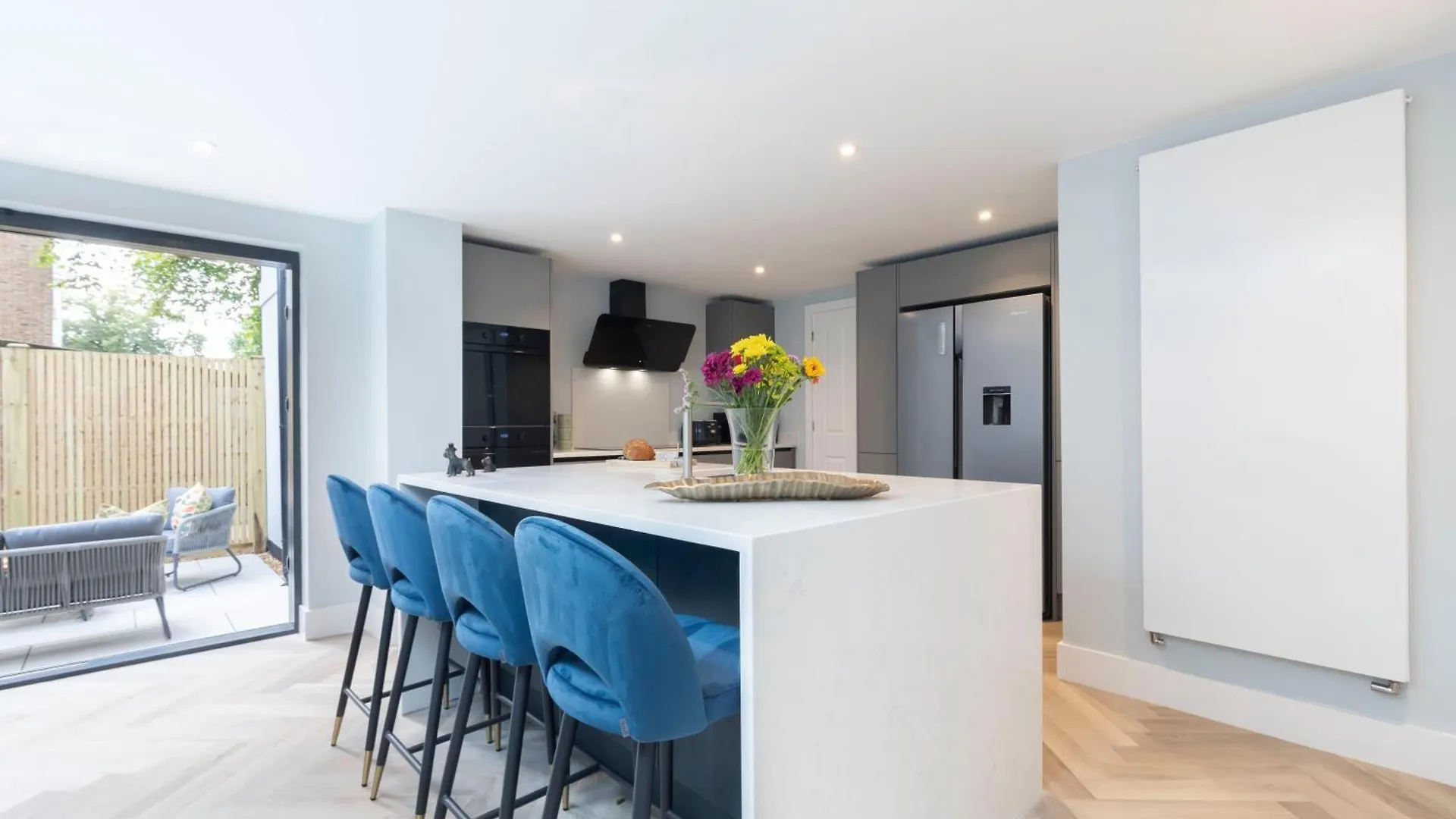 Stylish 5 Bedroom 4 Bathroom Townhouse Cheltenham