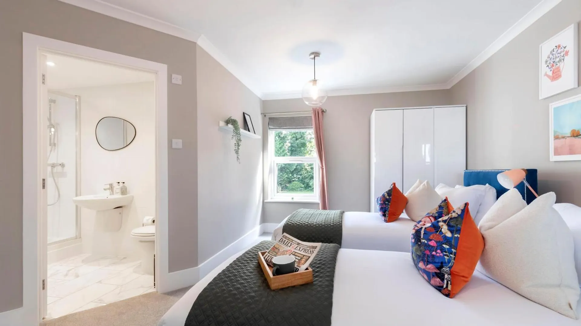 Stylish 5 Bedroom 4 Bathroom Townhouse Cheltenham 0*,