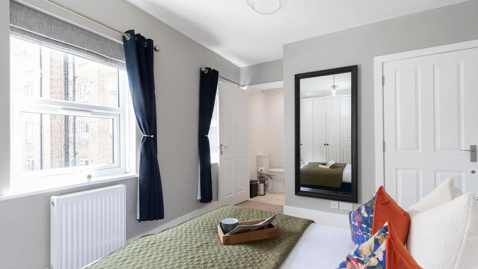 Stylish 5 Bedroom 4 Bathroom Townhouse Cheltenham